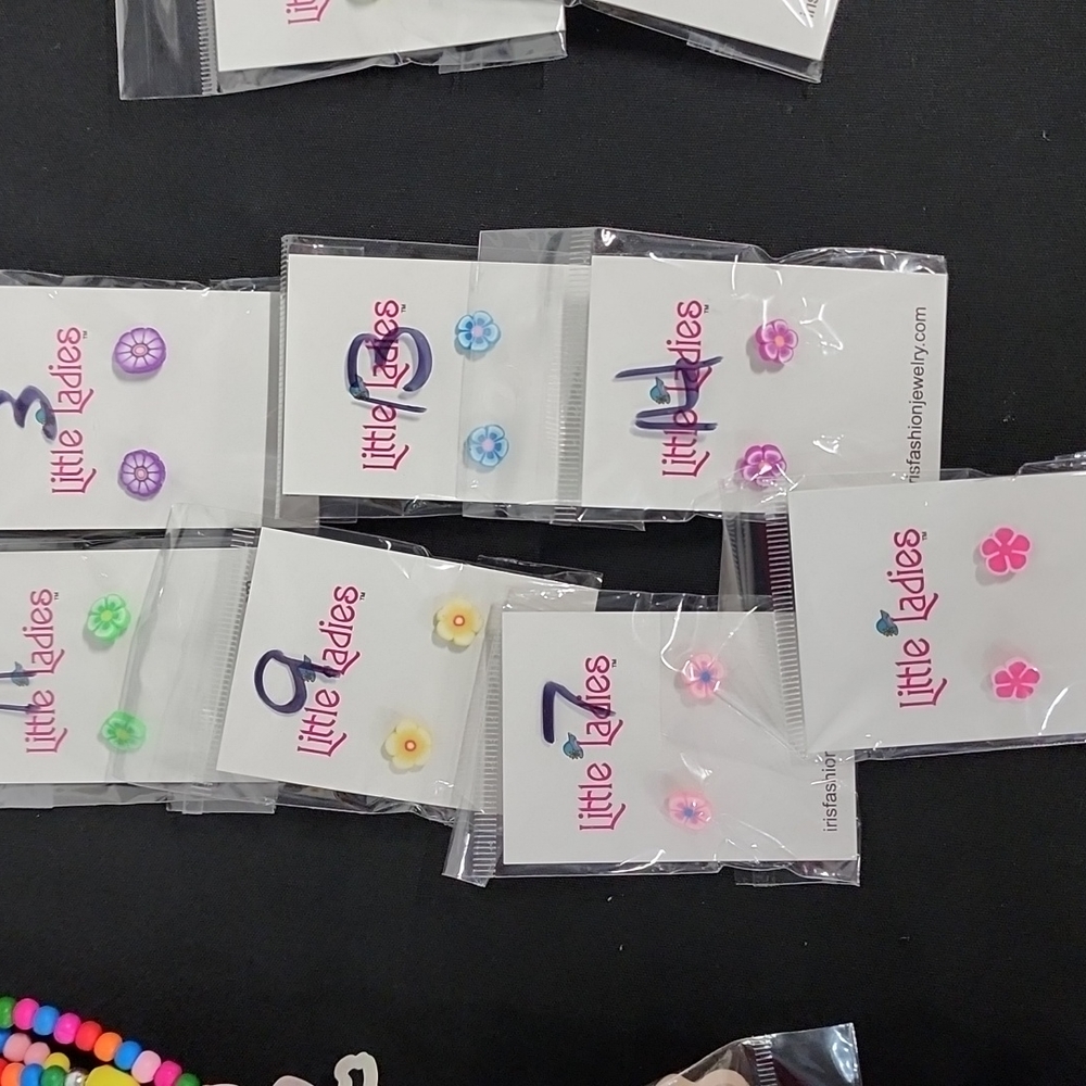 Pack of 7 flower earrings